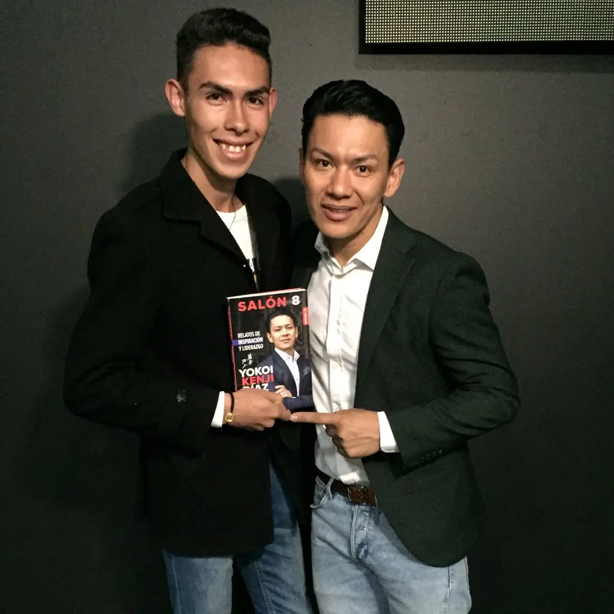 Nico González con Yokoi Kenji sosteniendo su libro Salón 8